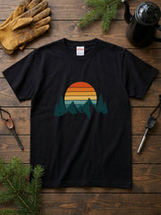 レトロ サンセット(夕日)山 Tシャツ - ヴィンテージ風 70年代 80年代 グラフィックTシャツ 登山 キャンプ 服