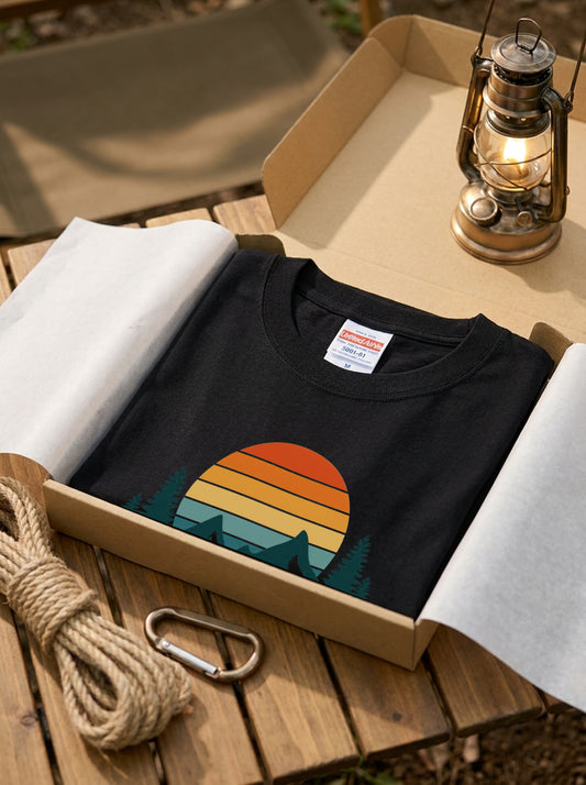 レトロ サンセット(夕日)山 Tシャツ - ヴィンテージ風 70年代 80年代 グラフィックTシャツ 登山 キャンプ 服