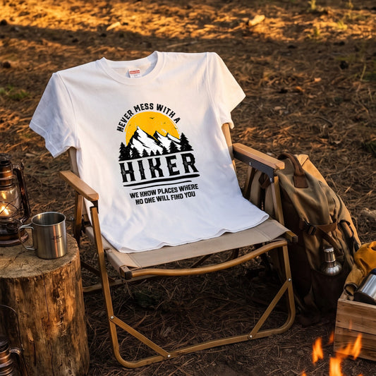 【Never Mess With A Hiker】ブラックユーモア名言&山脈 白Tシャツ | CAMPMODE