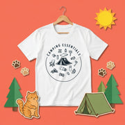 「キャンプ必需品:焚き火とテント — キャンプ愛好家のTシャツ」