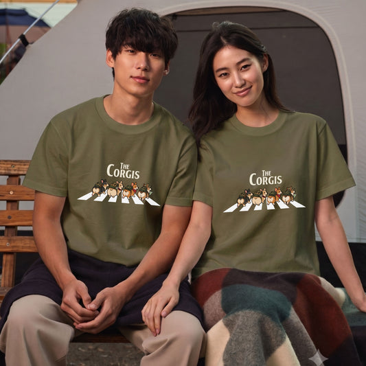 THE CORGIS | コーギー 横断歩道 ゆるかわパロディTシャツ【犬好き・愛犬家・ギフトに最適】