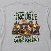 Trouble Outdoor Camping Friends キャンプを楽しむ仲良しグループデザイン | 長袖Tシャツ | バックのみプリント