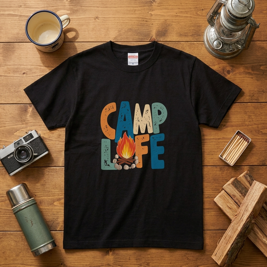 レトロ 「CAMP LIFE」 キャンプ Tシャツ - ヴィンテージ風 70年代 焚き火 グラフィックTシャツ アウトドア 服