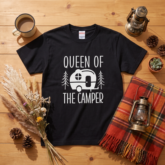 「Queen of the Camper」 Tシャツ - 女性用 レトロ キャンピングカー 森林 イラスト アウトドア 服