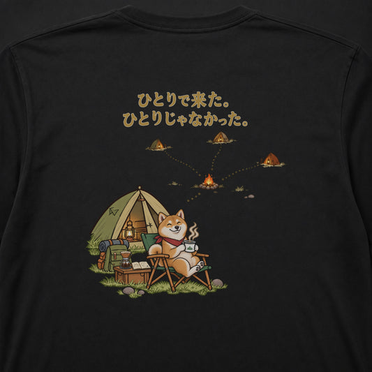 Shiba Inu Solo Camp 柴犬「ひとりで来た。ひとりじゃなかった。」キャンプ 犬好き ロンT 長袖Tシャツ｜バックプリント
