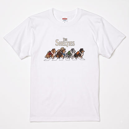 THE SHELTIES 横断歩道 キャンプ ゆるかわ Tシャツ 【犬好き・愛犬家・アウトドア・ギフトに最適】