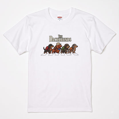 THE DACHSHUNDS | 横断歩道 ゆるかわ ダックスフンド キャンプ パロディTシャツ【犬好き・愛犬家・アウトドア・ギフトに最適】