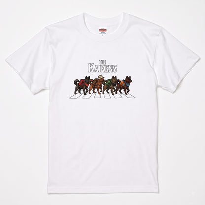 THE KAIKENS | 横断歩道 ゆるかわ 甲斐犬 キャンプ パロディTシャツ【犬好き・愛犬家・アウトドア・ギフトに最適】
