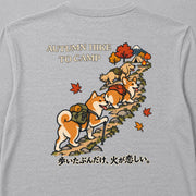Autumn Hike To Camp 秋のハイキングを楽しむ犬たち | 長袖Tシャツ | バックのみプリント