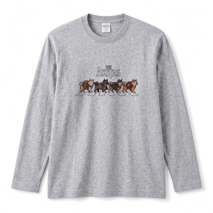 THE AKITAS | 秋田犬 横断歩道 バンド風 ロンT 長袖Tシャツ 日本犬 犬好き ロック【秋田犬グッズ・愛犬家・散歩・おもしろ・かわいい・誕生日ギフトに最適】