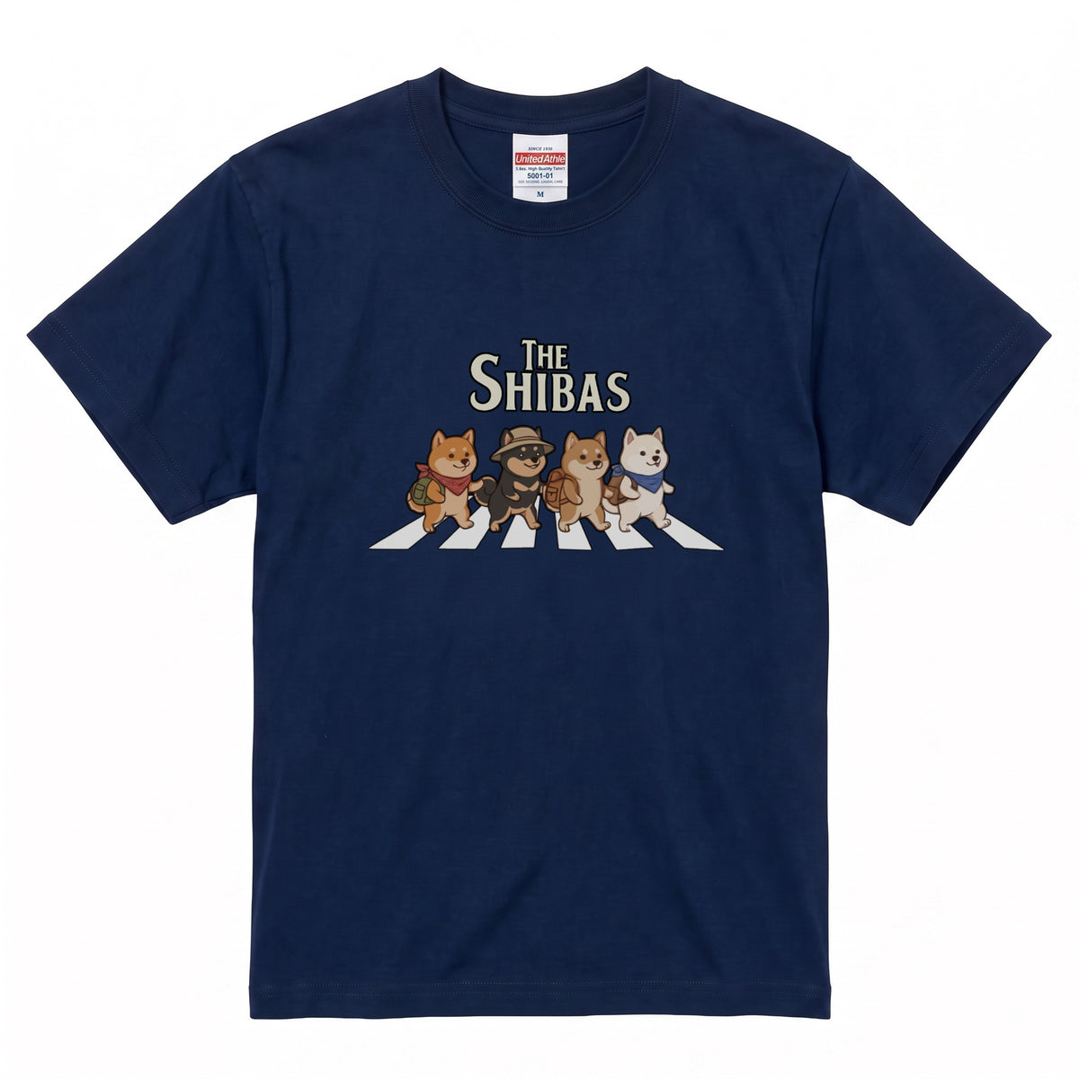 THE SHIBAS | 横断歩道 ゆるかわ 柴犬 キャンプ パロディTシャツ【犬好き・愛犬家・アウトドア・ギフトに最適】