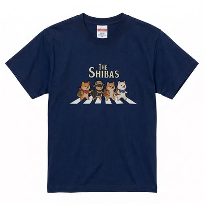 THE SHIBAS | 横断歩道 ゆるかわ 柴犬 キャンプ パロディTシャツ【犬好き・愛犬家・アウトドア・ギフトに最適】
