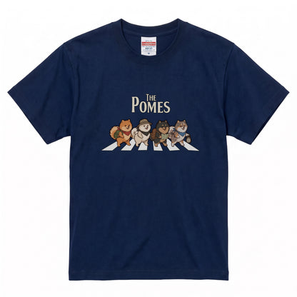 THE POMES | 横断歩道 ゆるかわ ポメラニアン キャンプ パロディTシャツ【犬好き・愛犬家・アウトドア・ギフトに最適】