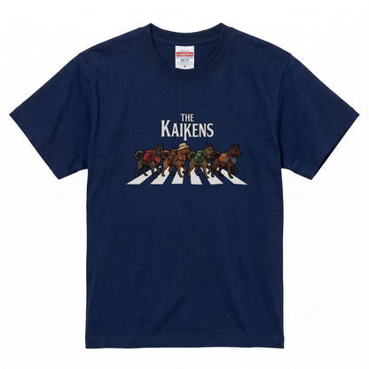 THE KAIKENS | 横断歩道 ゆるかわ 甲斐犬 キャンプ パロディTシャツ【犬好き・愛犬家・アウトドア・ギフトに最適】