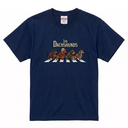 THE DACHSHUNDS | 横断歩道 ゆるかわ ダックスフンド キャンプ パロディTシャツ【犬好き・愛犬家・アウトドア・ギフトに最適】