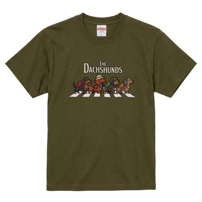 THE DACHSHUNDS | 横断歩道 ゆるかわ ダックスフンド キャンプ パロディTシャツ【犬好き・愛犬家・アウトドア・ギフトに最適】