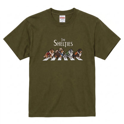 THE SHELTIES 横断歩道 キャンプ ゆるかわ Tシャツ 【犬好き・愛犬家・アウトドア・ギフトに最適】