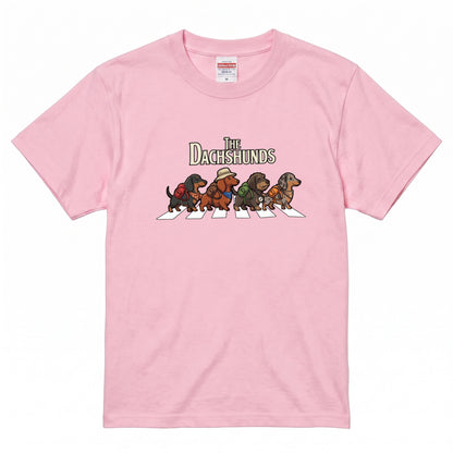 THE DACHSHUNDS | 横断歩道 ゆるかわ ダックスフンド キャンプ パロディTシャツ【犬好き・愛犬家・アウトドア・ギフトに最適】
