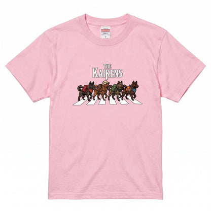 THE KAIKENS | 横断歩道 ゆるかわ 甲斐犬 キャンプ パロディTシャツ【犬好き・愛犬家・アウトドア・ギフトに最適】