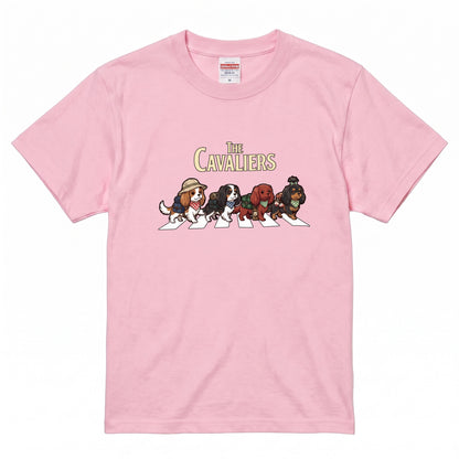 THE CAVALIERS 横断歩道 キャンプ ゆるかわ Tシャツ 【犬好き・愛犬家・アウトドア・ギフトに最適】