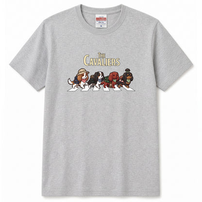 THE CAVALIERS 横断歩道 キャンプ ゆるかわ Tシャツ 【犬好き・愛犬家・アウトドア・ギフトに最適】
