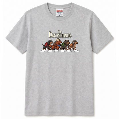 THE DACHSHUNDS | 横断歩道 ゆるかわ ダックスフンド キャンプ パロディTシャツ【犬好き・愛犬家・アウトドア・ギフトに最適】