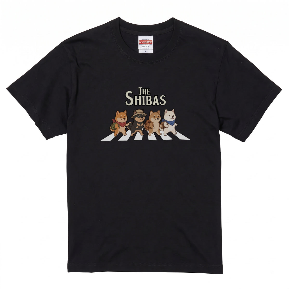 THE SHIBAS | 横断歩道 ゆるかわ 柴犬 キャンプ パロディTシャツ【犬好き・愛犬家・アウトドア・ギフトに最適】