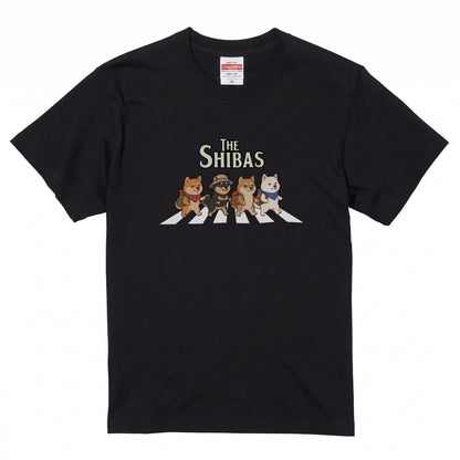 THE SHIBAS | 横断歩道 ゆるかわ 柴犬 キャンプ パロディTシャツ【犬好き・愛犬家・アウトドア・ギフトに最適】