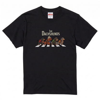 THE DACHSHUNDS | 横断歩道 ゆるかわ ダックスフンド キャンプ パロディTシャツ【犬好き・愛犬家・アウトドア・ギフトに最適】