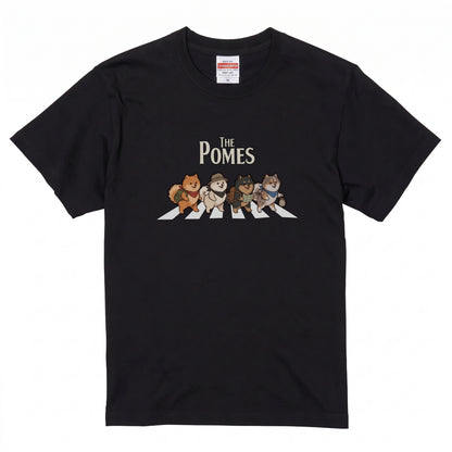 THE POMES | 横断歩道 ゆるかわ ポメラニアン キャンプ パロディTシャツ【犬好き・愛犬家・アウトドア・ギフトに最適】