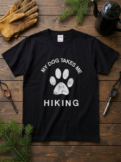 My Dog Takes Me Hiking Tシャツ ｜ 犬好き・愛犬・登山・ハイキング・アウトドアに人気