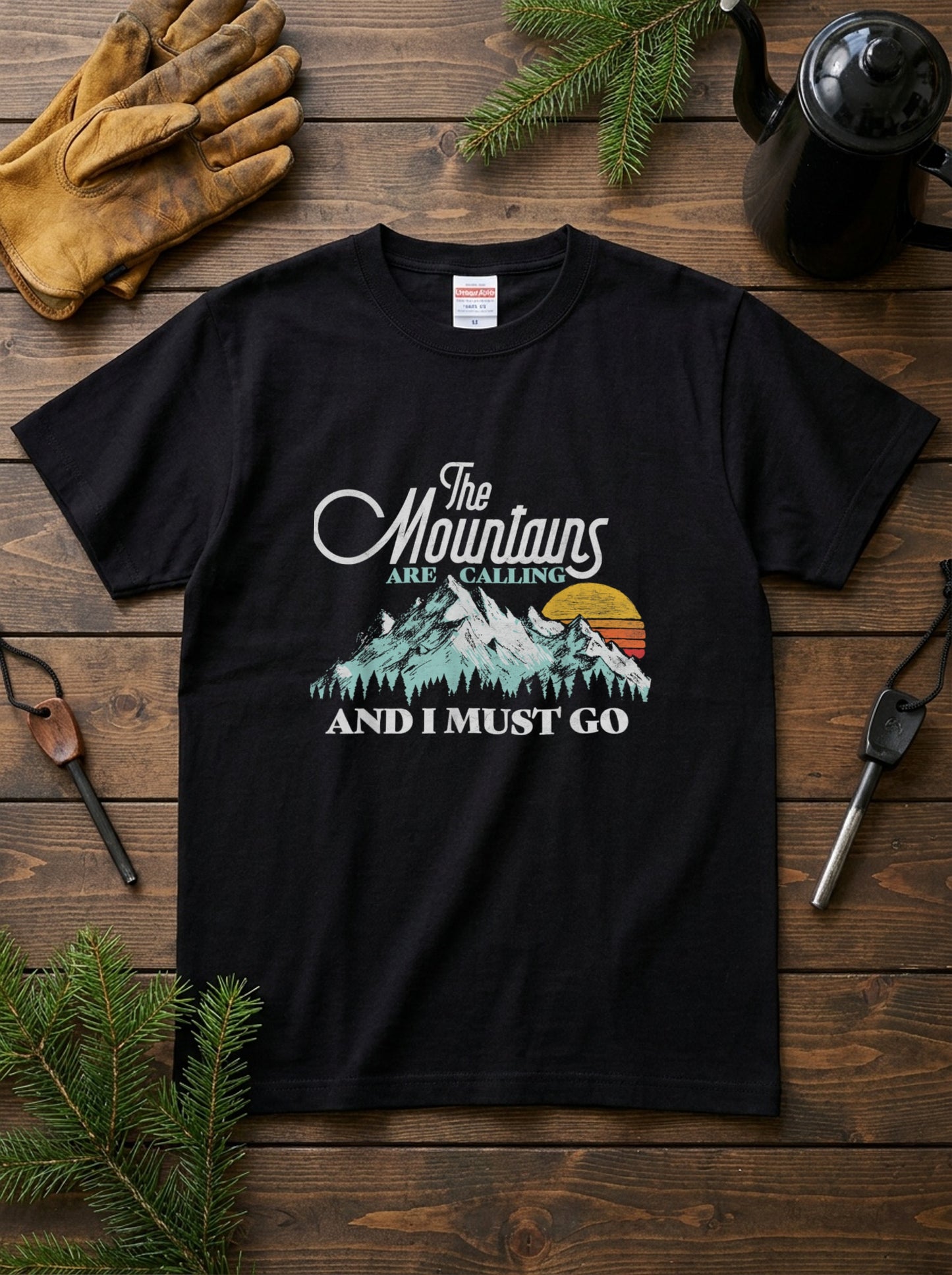 【The Mountains Are Calling】筆記体ロゴ＆夕焼け山脈 アメカジ黒Tシャツ | CAMPMODE