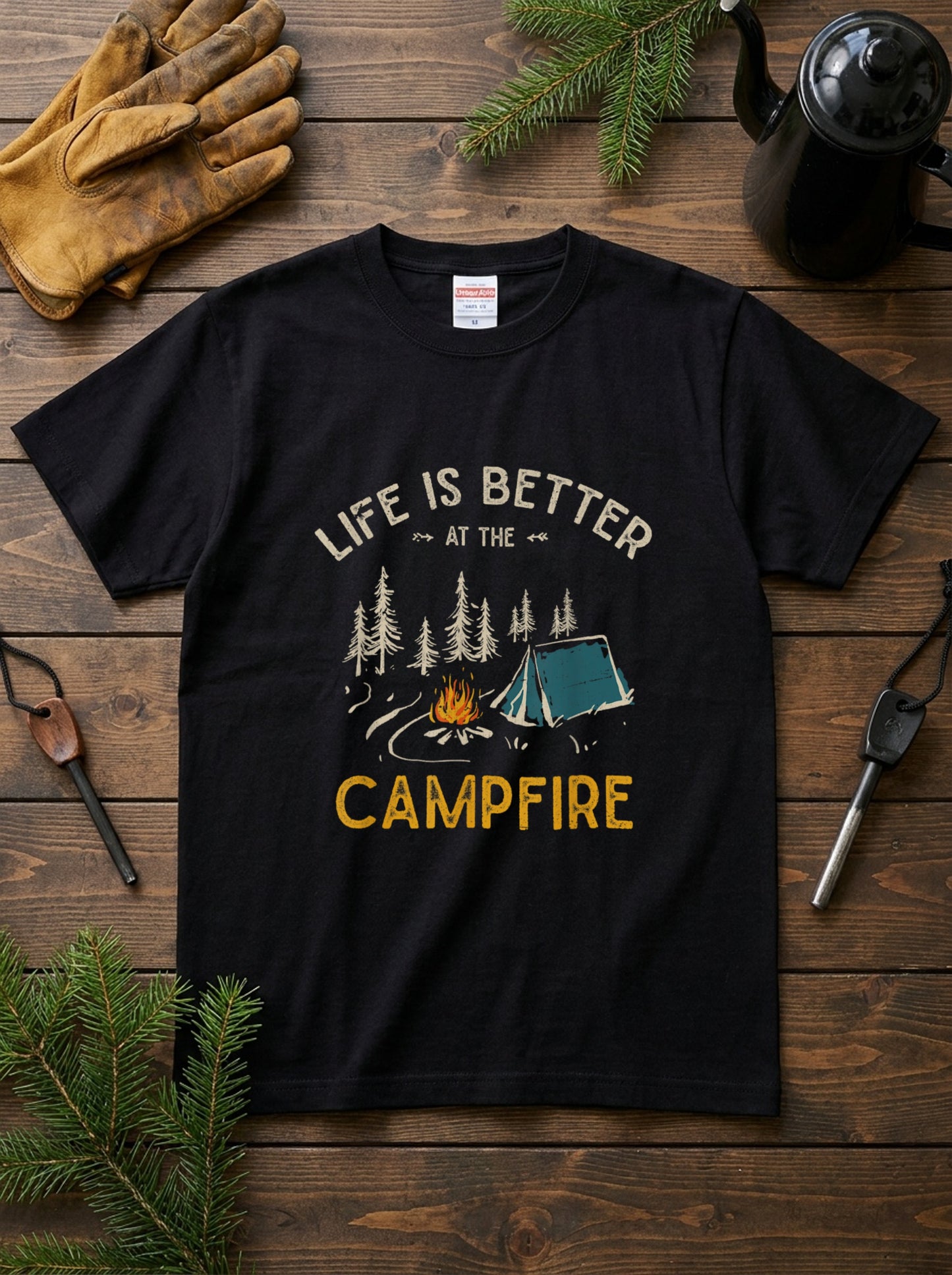 「LIFE IS BETTER AT THE CAMPFIRE」焚き火 テント Tシャツ - キャンプ 服 | CAMPMODE