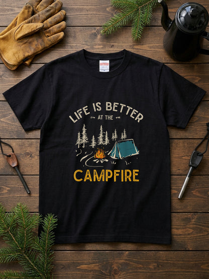 「LIFE IS BETTER AT THE CAMPFIRE」焚き火 テント Tシャツ - キャンプ 服 | CAMPMODE