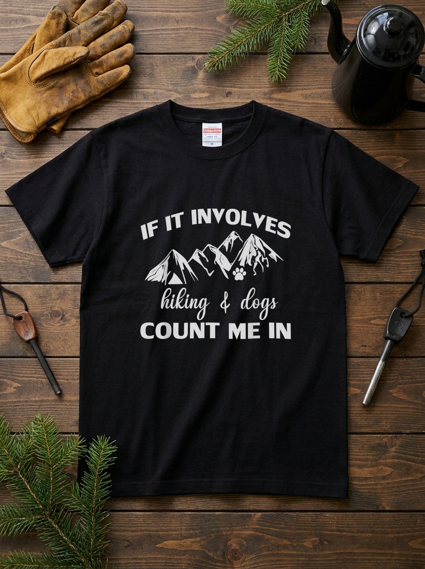 【If It Involves Hiking & Dogs】山脈＆愛犬足跡 モノトーン黒Tシャツ | CAMPMODE