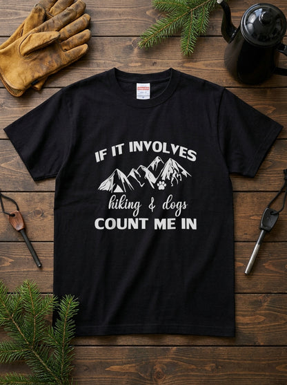 【If It Involves Hiking & Dogs】山脈＆愛犬足跡 モノトーン黒Tシャツ | CAMPMODE