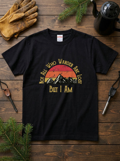 【Not All Who Wander】自虐ユーモア＆レトロ山脈 アメカジ黒Tシャツ | CAMPMODE