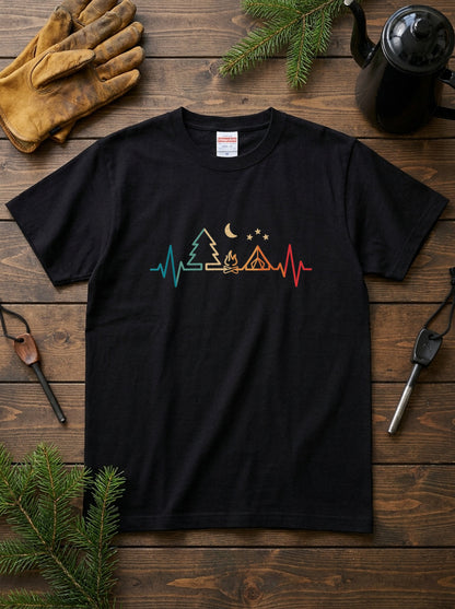 「Camping Heartbeat」レトロ グラデーション Tシャツ - アウトドア ウェア | CAMPMODE
