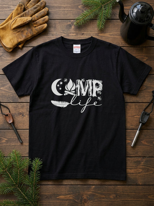 ボタニカル 「CAMP life」 キャンプ Tシャツ - フェザー（羽） 三日月 焚き火 イラストTシャツ アウトドア 服