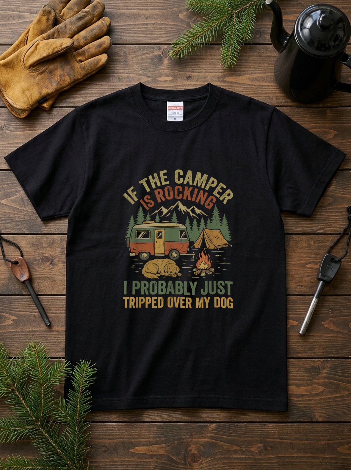 【If The Camper Is Rocking】キャンピングカー＆愛犬イラスト ヴィンテージ黒Tシャツ | CAMPMODE