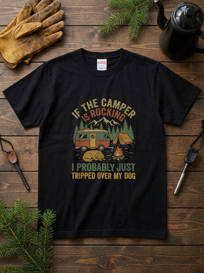 【If The Camper Is Rocking】キャンピングカー＆愛犬イラスト ヴィンテージ黒Tシャツ | CAMPMODE