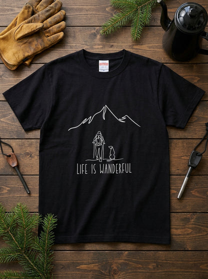 「LIFE IS WANDERFUL」愛犬と登山 Tシャツ - 犬とハイキング 線画イラスト | キャンプ 服