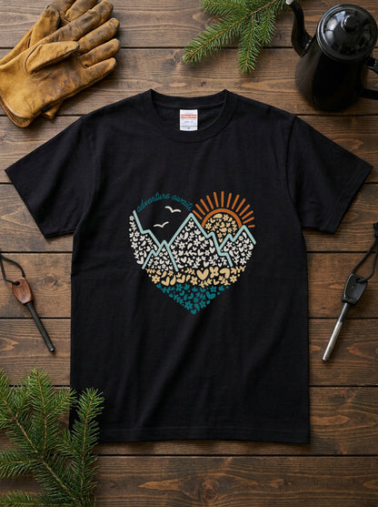 「冒険が待っている」Tシャツ｜アウトドア・キャンプTシャツ