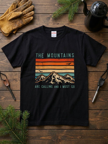 【The Mountains Are Calling】名言＆レトロ山脈ストライプ アメカジ黒Tシャツ | CAMPMODE