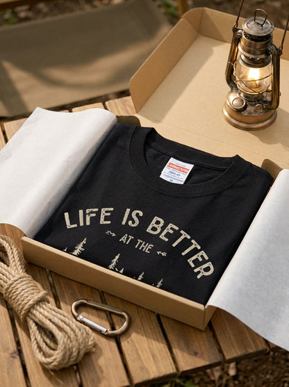 「LIFE IS BETTER AT THE CAMPFIRE」焚き火 テント Tシャツ - キャンプ 服 | CAMPMODE