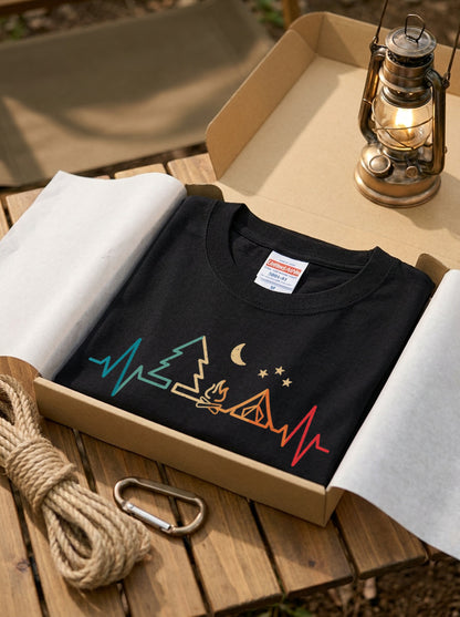 「Camping Heartbeat」レトロ グラデーション Tシャツ - アウトドア ウェア | CAMPMODE