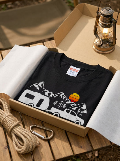 「LET'S ROLL」キャンピングトレーラー Tシャツ - 車中泊 ドライブ 服 | CAMPMODE