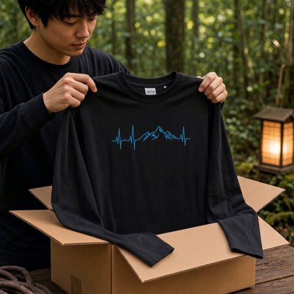 MOUNTAIN BEAT ロンT | ミニマル 山脈グラフィック 心拍数 長袖 カジュアル Tシャツ【アウトドアファッション・普段着・ルームウェア・ユニセックス・ギフトに最適
