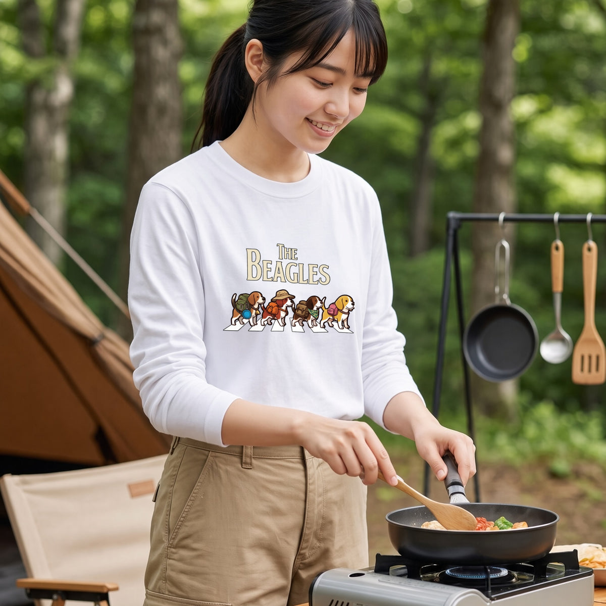 THE BEAGLES ビーグル犬散歩デザイン ホワイト長袖Tシャツ