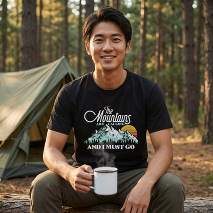 【The Mountains Are Calling】筆記体ロゴ＆夕焼け山脈 アメカジ黒Tシャツ | CAMPMODE